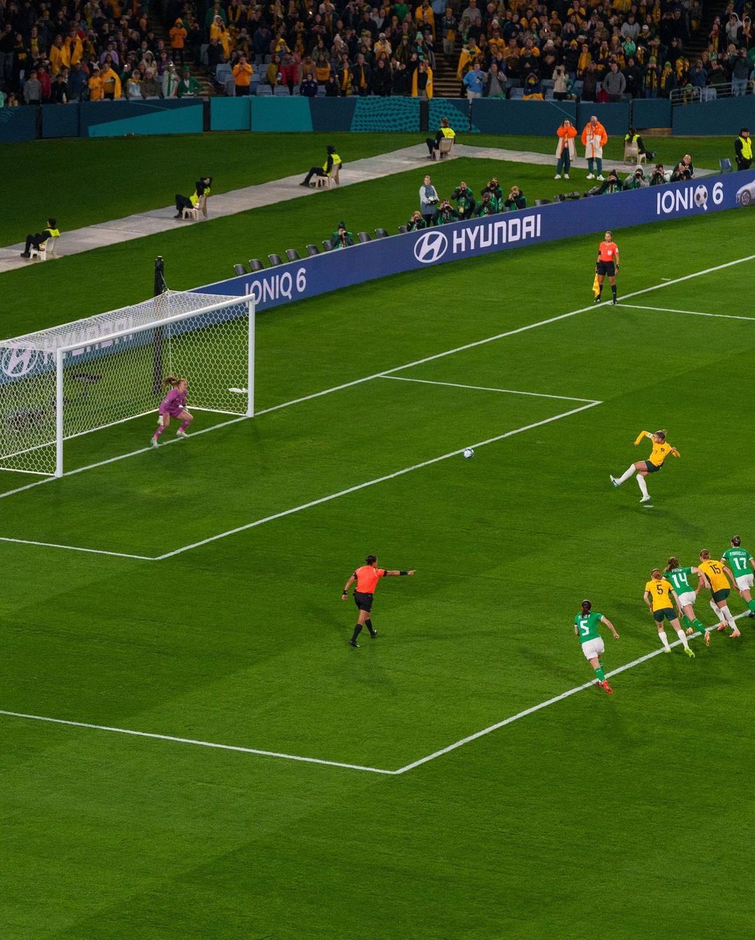 赛况 · App 界面示意